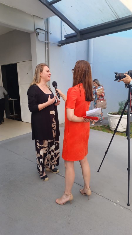 Luciana Inhasz concedendo entrevista sobre amamentação