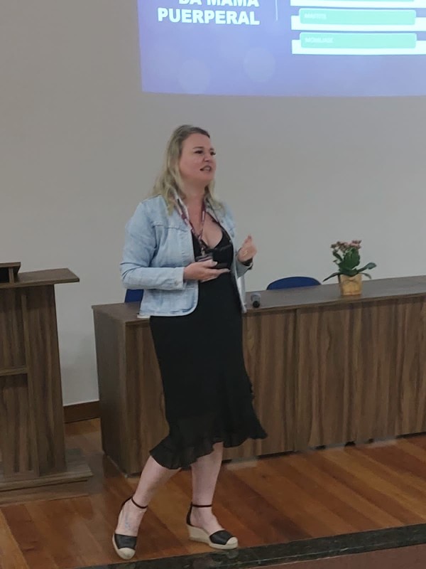 Luciana Inhasz palestrando sobre problemas da mama puerperal